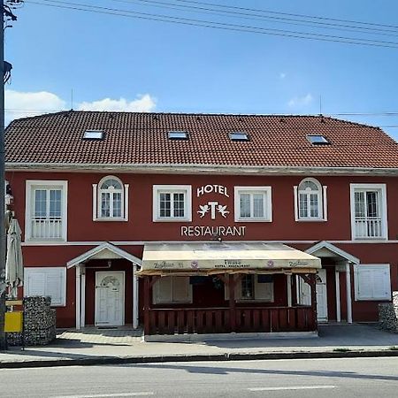Hotel Twins Hurbanovo Exterior foto